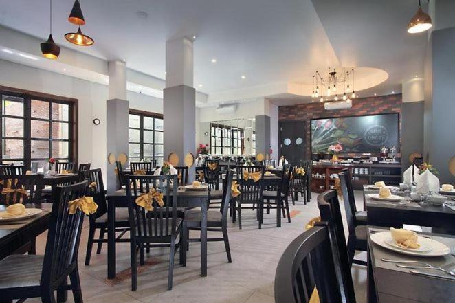 Helios Hotel & Convention Watampone Екстериор снимка
