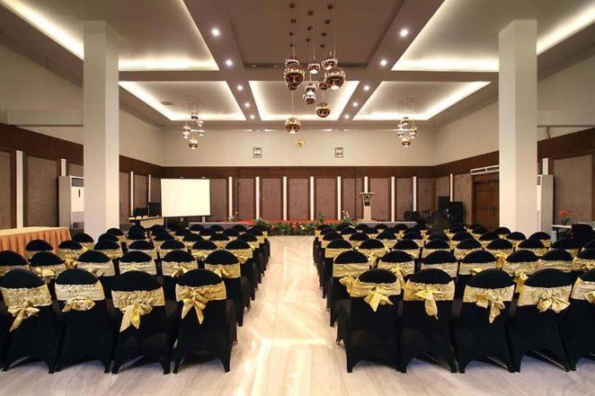 Helios Hotel & Convention Watampone Екстериор снимка
