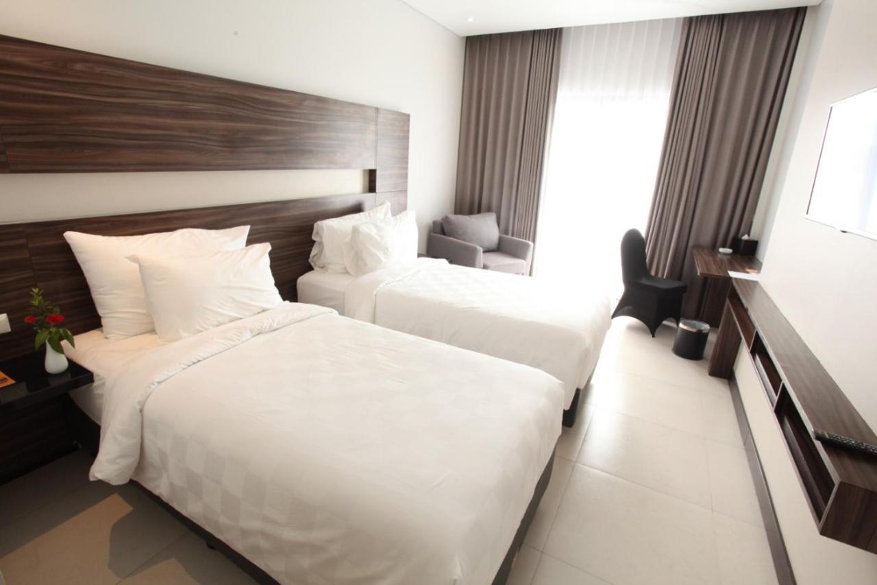 Helios Hotel & Convention Watampone Екстериор снимка