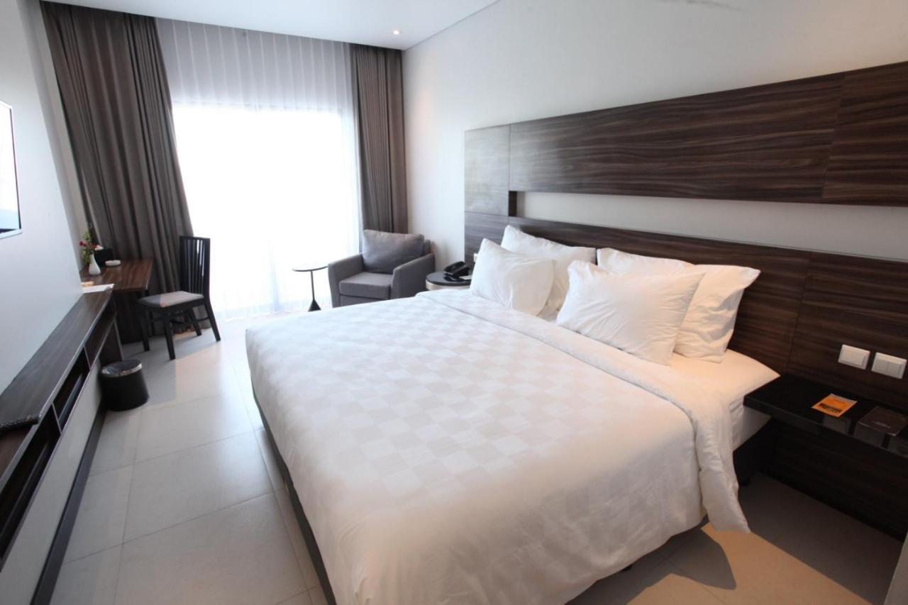 Helios Hotel & Convention Watampone Екстериор снимка