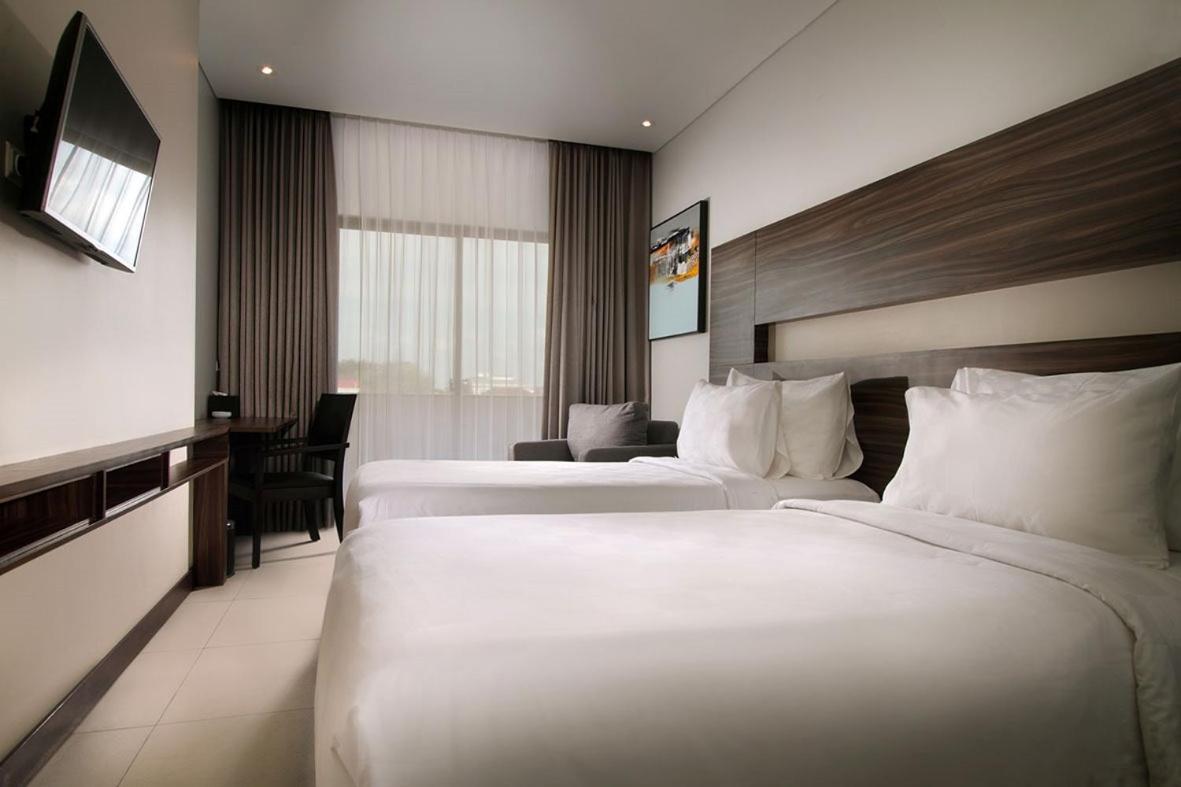 Helios Hotel & Convention Watampone Екстериор снимка